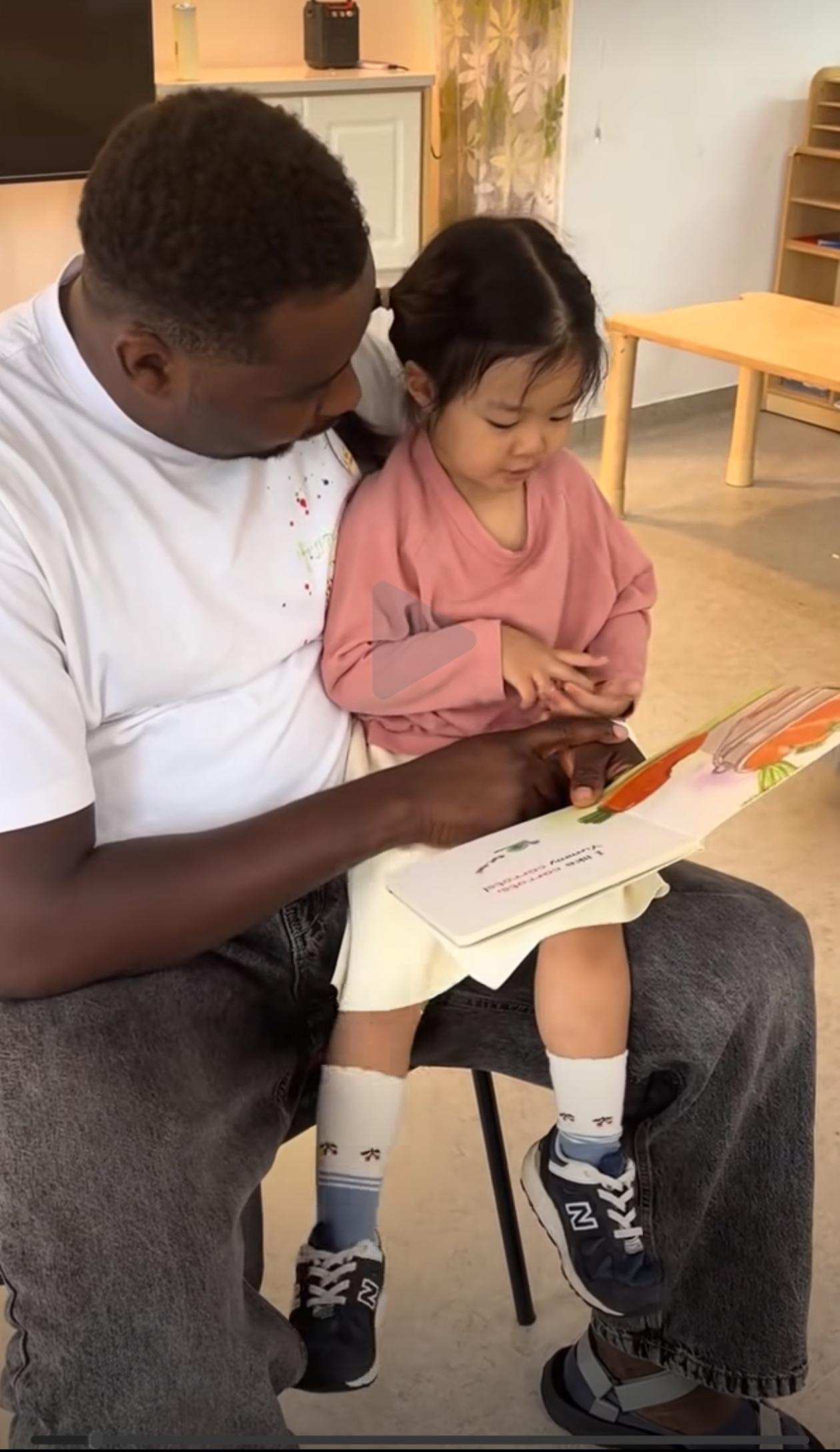 不可思议，幼儿园外教抱着小女孩讲课。父母是怎么同意和放心的啊？法学界陈枫提议：