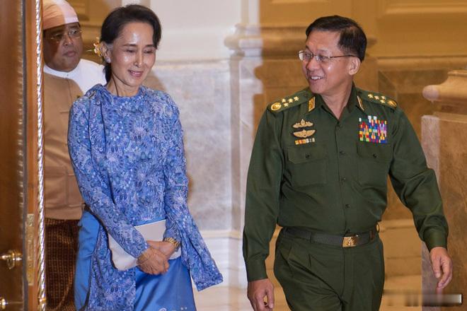 昂山素季经过三次特赦后，刑期从33年减至约18年，且已从狱中改为居家软禁。