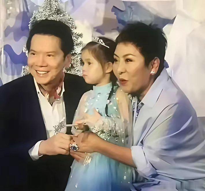 向佐的女儿长相公开，小姑娘完美遗传了向家三代的优越颜值，五官精致耐看。才年仅六岁