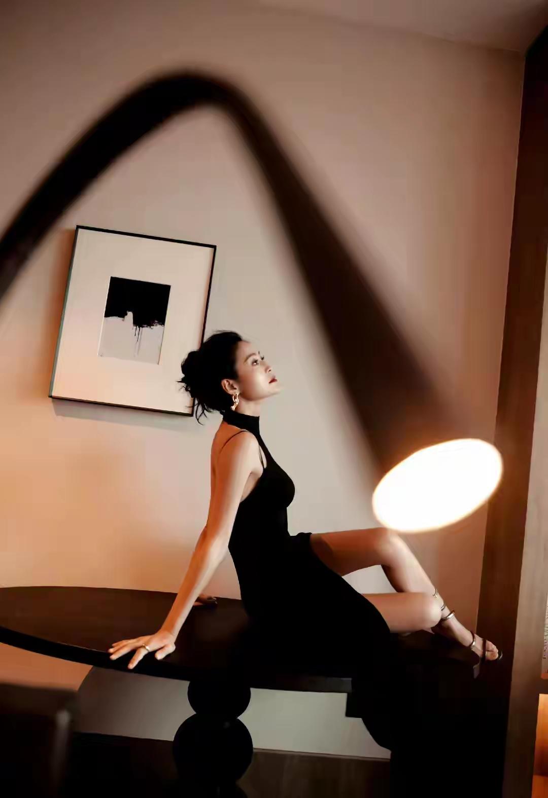 优雅黑裙，光影交错，尽显时尚魅力怎样穿搭让自己更优雅浪漫温柔的连衣裙
