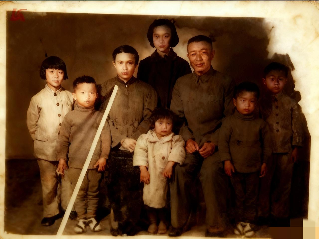 这是杜聿明将军，一张罕见的全家福，拍摄于上世纪30年代，照片中的人分别是他的妻子