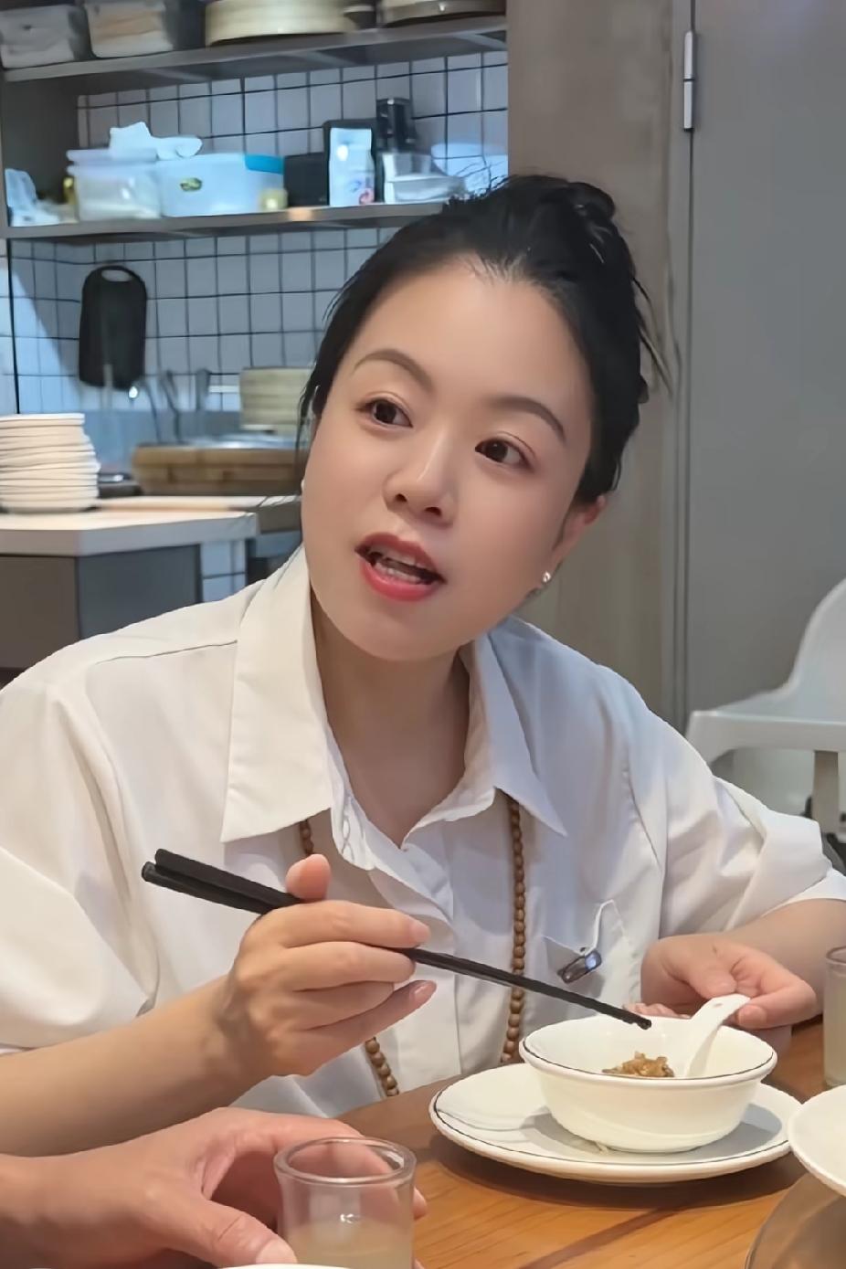 柴桑大姐直播回应：许妈的眼睛，请不要拿她眼睛说事！我说为啥管许妈叫双闪妹妹呢
