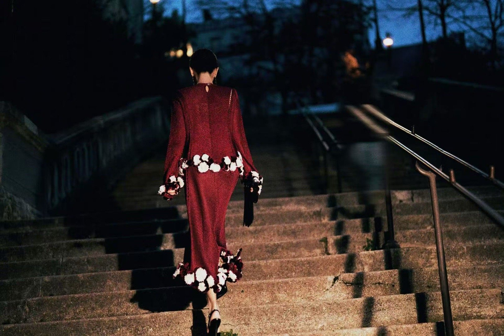 周迅高定女王看高定秀在追求流量与曝光的时代，周迅与香奈儿的关系提供了一种更古