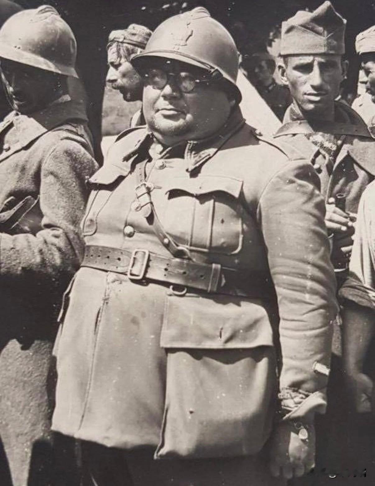 这是一名二战期间被俘的法国士兵（工兵）。这张黑白照片摄于1940年，展示了他在被