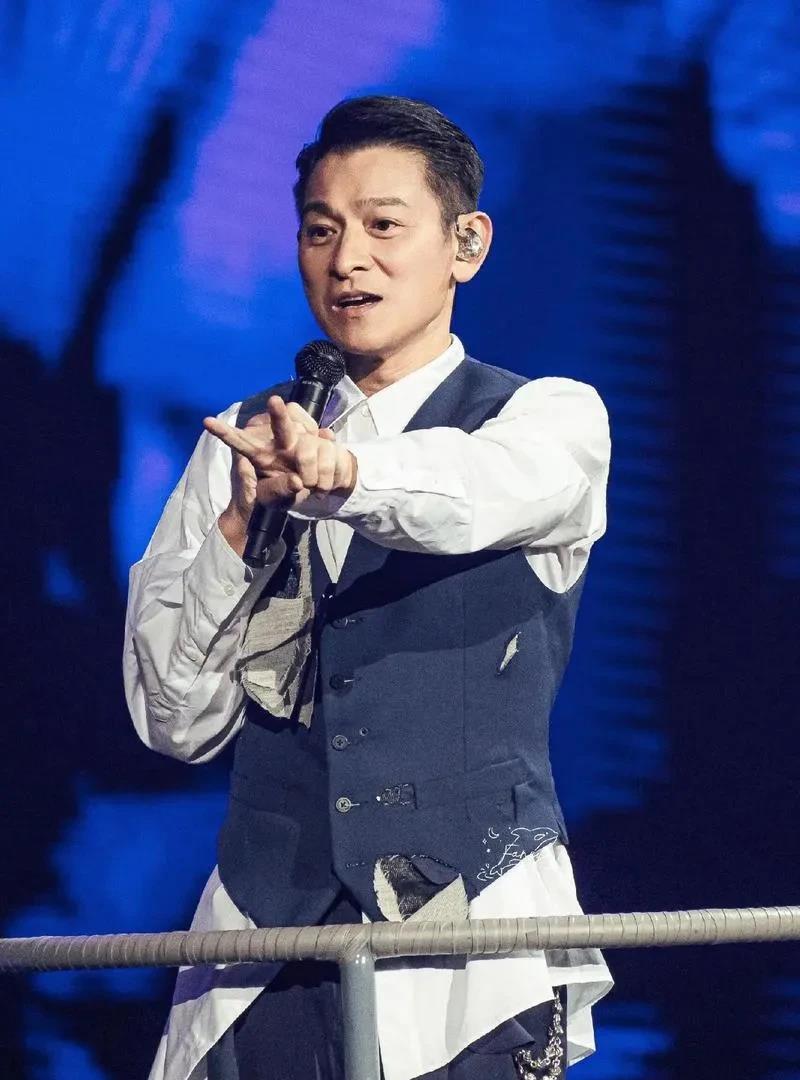 本周六（8.9），刘德华和谢霆锋同时开演唱会。这次刘德华演唱会在香港启德体育馆，