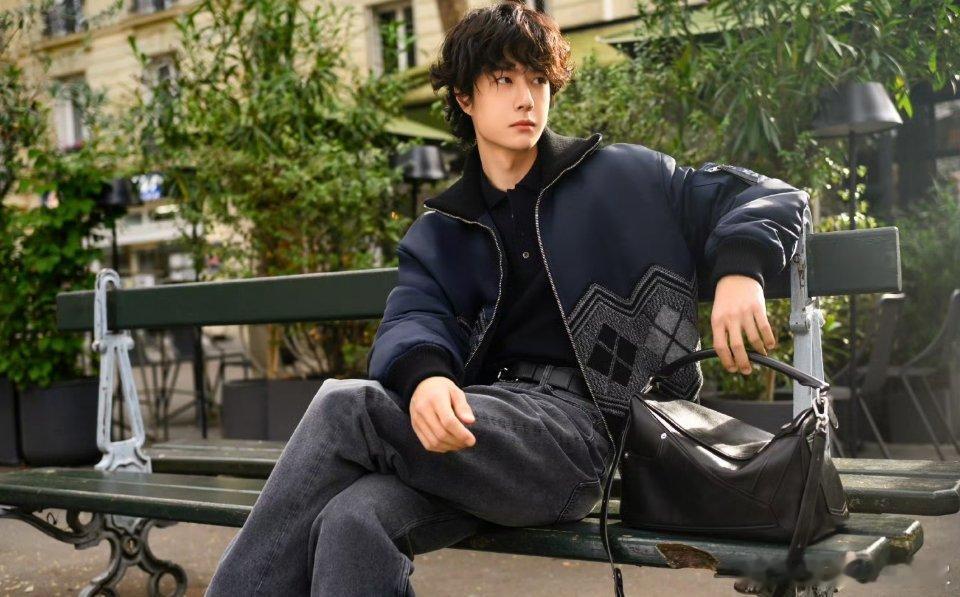 王一博巴黎街头的LOEWE2026早春新装最新大片卷毛简直是个天菜来的吧