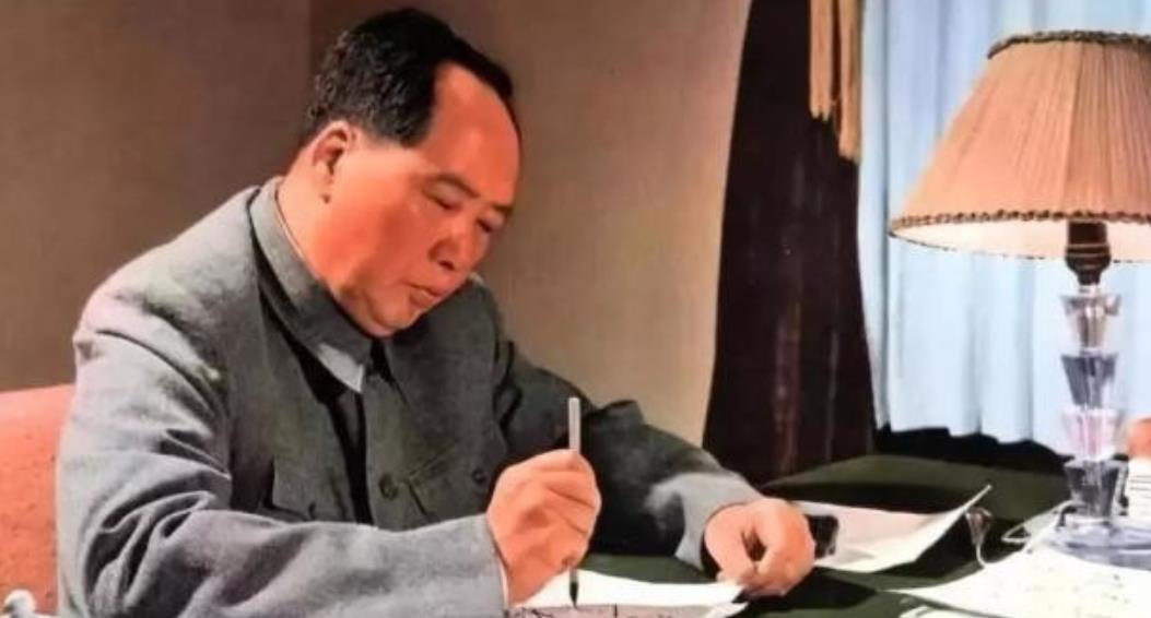 1976年，毛主席病逝的前一天面色灰黄，连嘴唇都呈现出青紫色，只见他轻轻地对护士