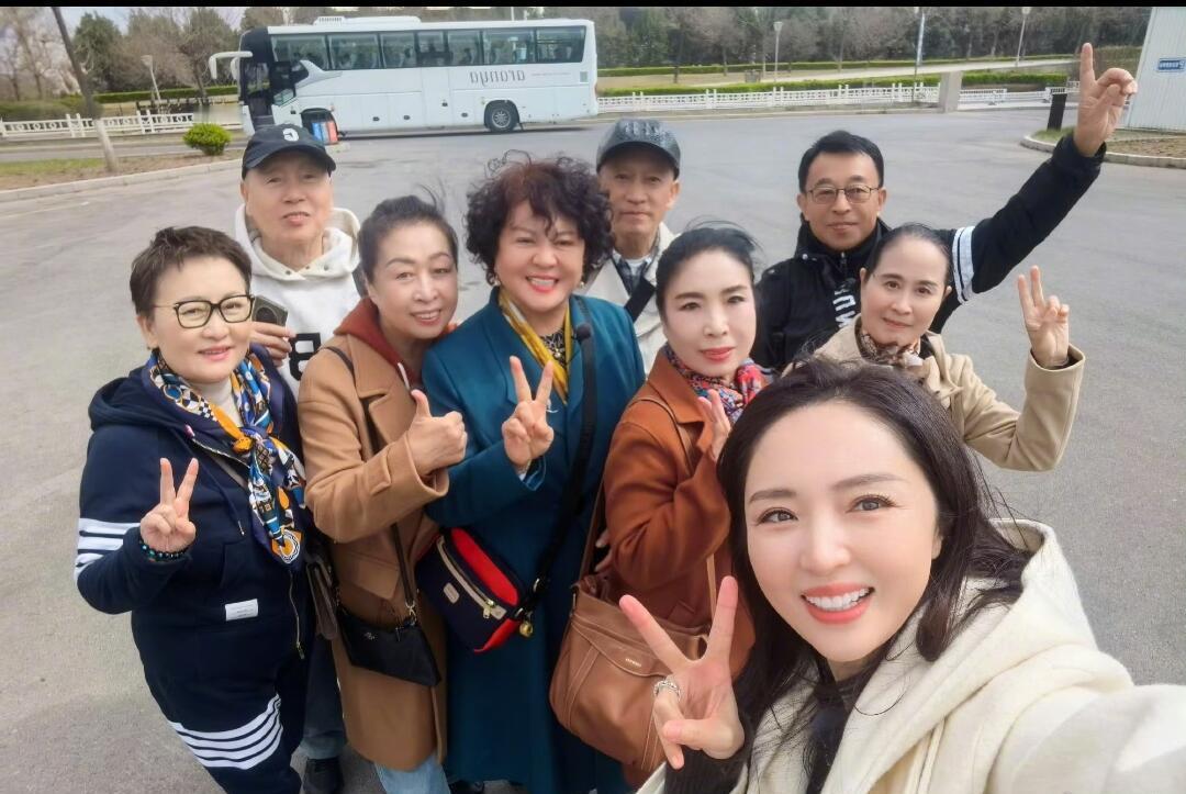 董璇在节目里聊起爸妈们的圈子，细节一整个接地气。她和沙溢、杨幂家的大人，