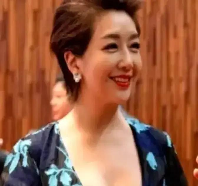 “姐屁股翘吗？”江珊一句话，把片场从修罗场秒变笑场。新人杨志刚，手抖