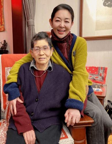 倪萍家连保姆一共住着5个人，她每天却只让厨房准备4只海参，保姆没份。倪萍姥姥说: