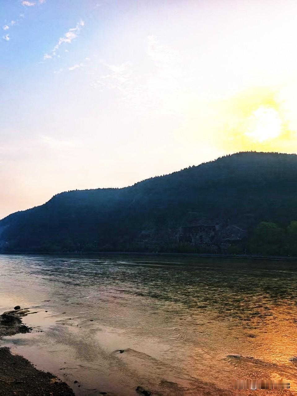 人间最美老君山，美丽的山水景色，令人流连忘返。人间仙境老君山，绝