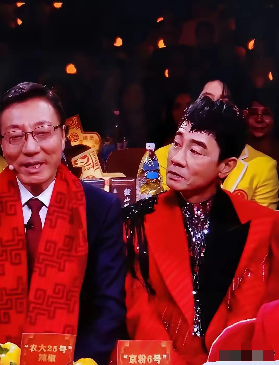 感觉陈小春是个特别感性的人。当听到“中国现在粮食充足”这句话时，感觉他眼睛里有