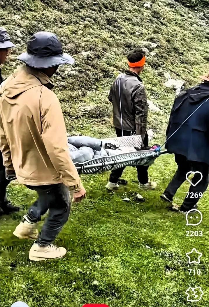 女孩在西藏徒步时骨折无法行动，10个藏民把她抬下山，收费6万元。乍一看，这个价格