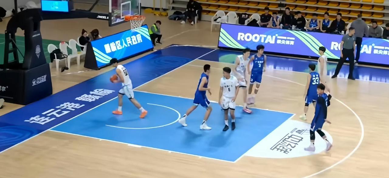 广东男篮后卫杨溢这是生气了啊，还有几秒都不想打了，对阵新疆队篮下都是身高1.74