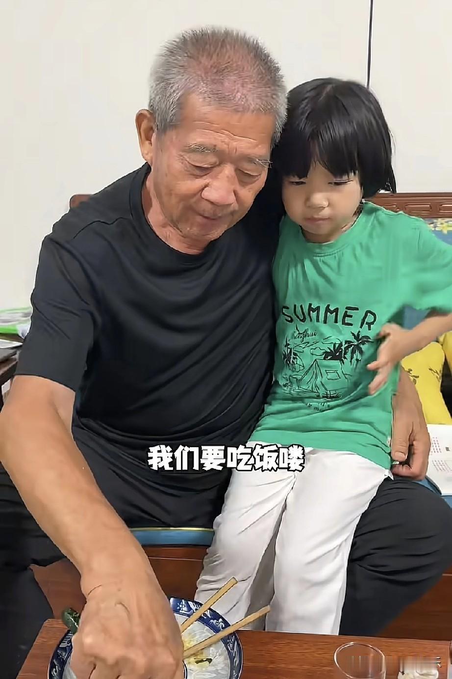 好久没刷到他了，刚看到更新的视频，吓了我一跳。黄维平满头白发，妻子还瘫痪了