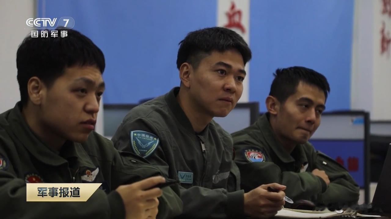 北部战区空军公开的新型飞行服，防护夹克从翻领改成了无领，技术上肯定更先进，就是这