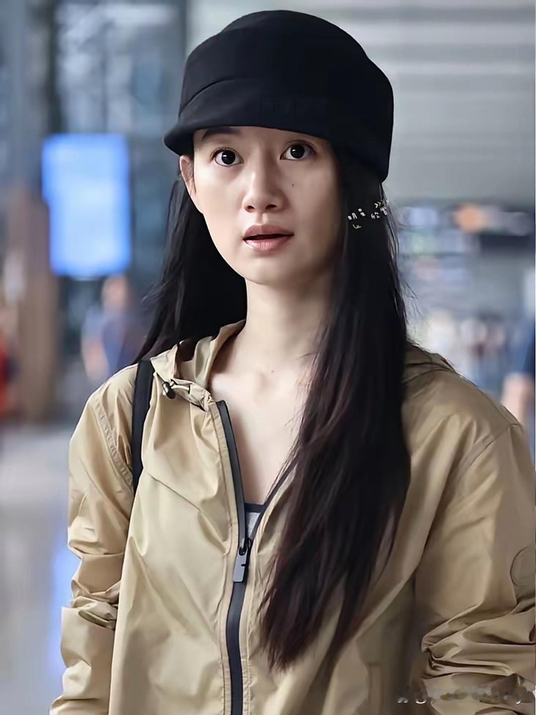 机场偶遇郭晓婷，素颜状态也太能打了，清爽又干净​​​