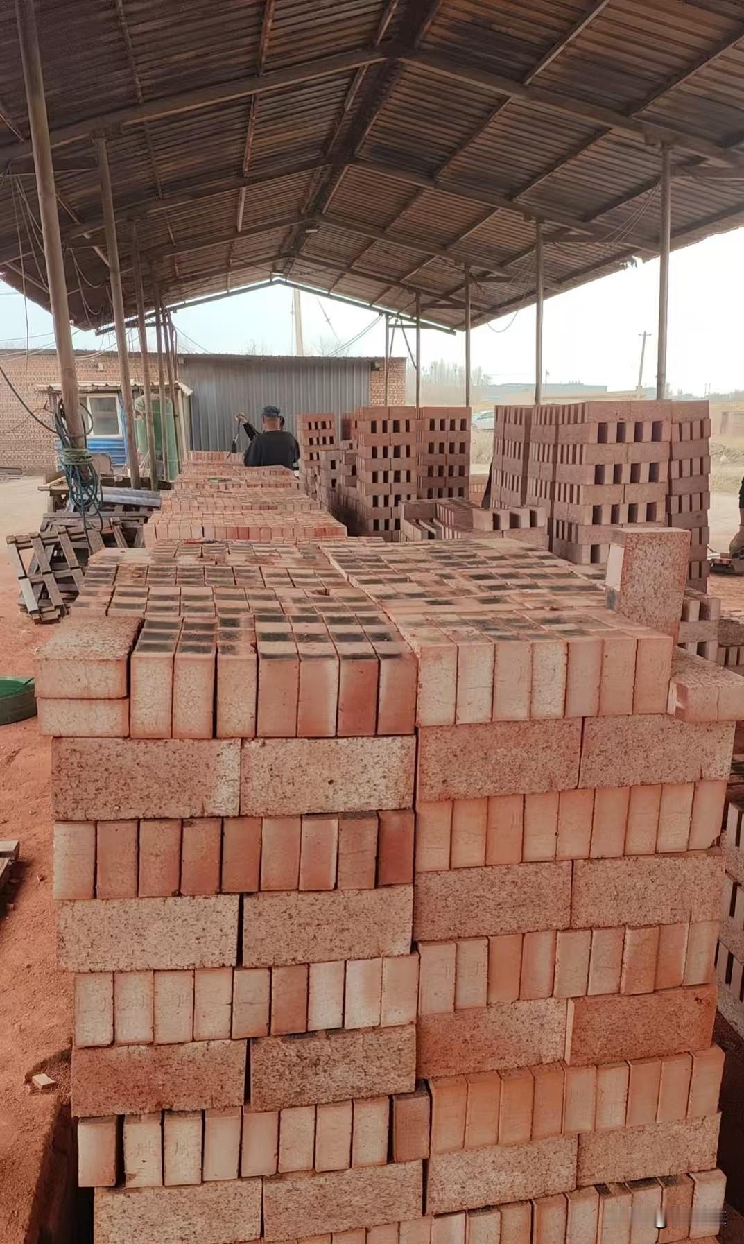 男子买砖时竟和砖厂的女财务人员发展成了情人关系，并且维持了两年多期间，期间他多次