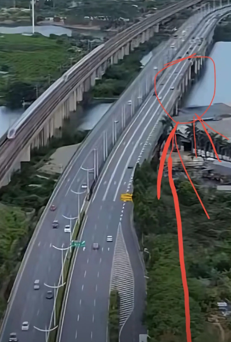 根本不是所谓的四道变三道，本来就是三道，那几百米四道的最右边道是一个路口进主道的