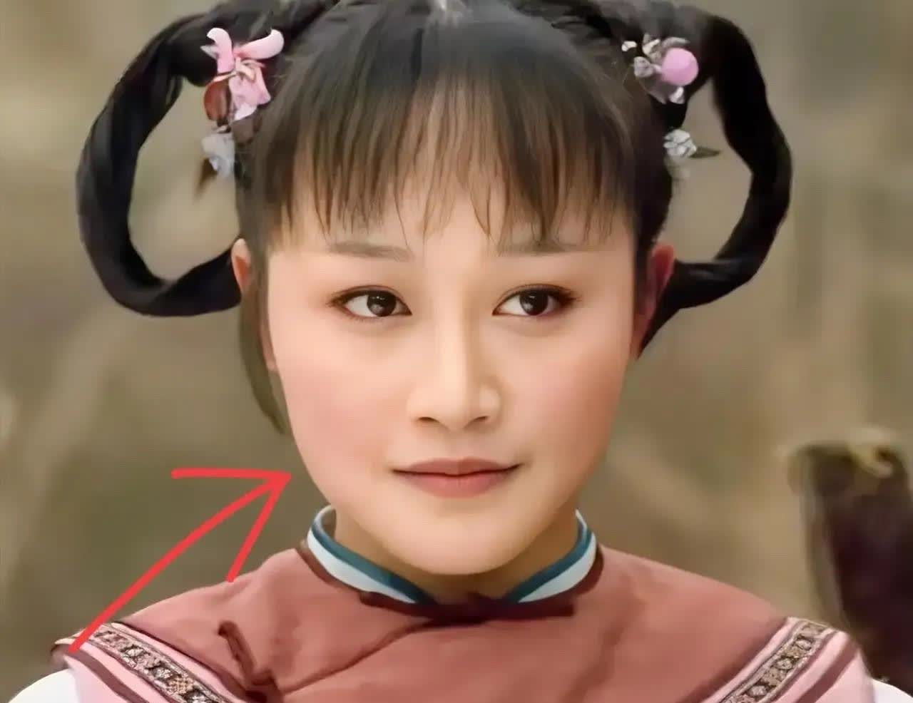 拍《甄嬛传》时，导演郑晓龙喊：“把演浣碧的女孩叫来！”蓝盈莹忐忑走上前，没料导演