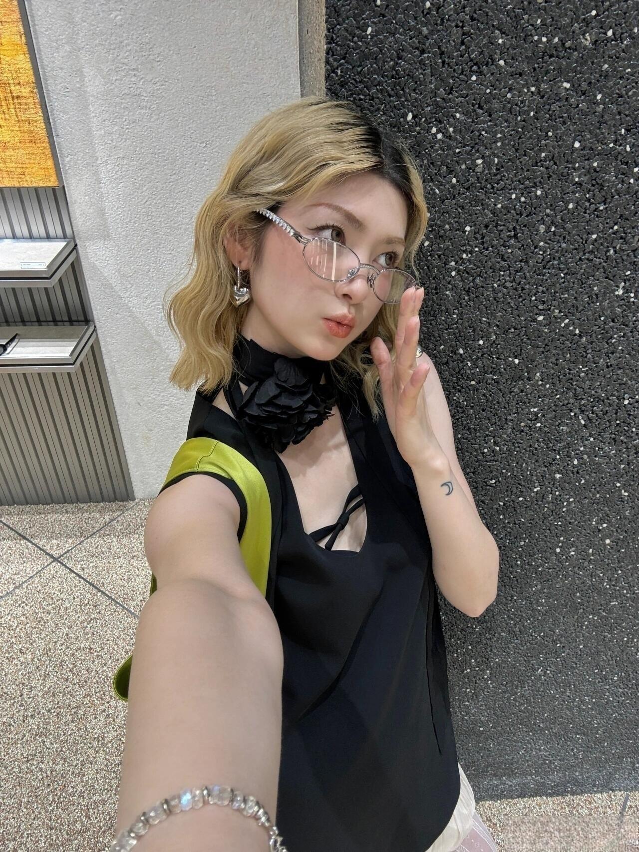 这套是“暗黑甜酷风”穿搭，设计感和冲突感拉满，很有小众风格：-单品选了黑