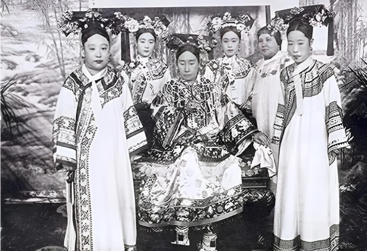 清朝皇宫有一奇特现象：太监皆为汉人，宫女却清一色是满族之人。这背后有着不为人知的