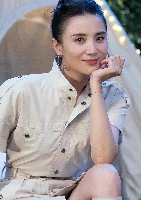 2024年白玉兰奖后台，刚拿奖的宋佳被个男人猛地抱住。她没挣扎，反而往对方怀里蹭