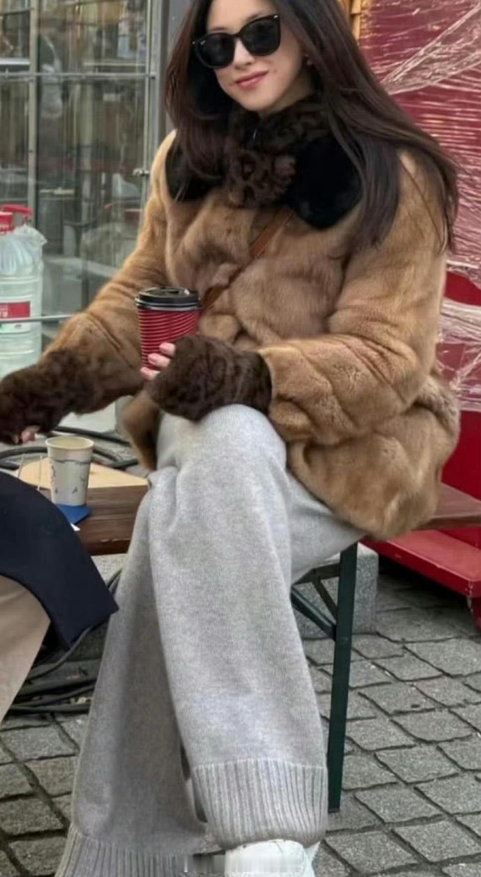 没想到女明星裤子的裤脚也会脏，朱珠也不例外，我每条裤子裤脚脏不忍心看。