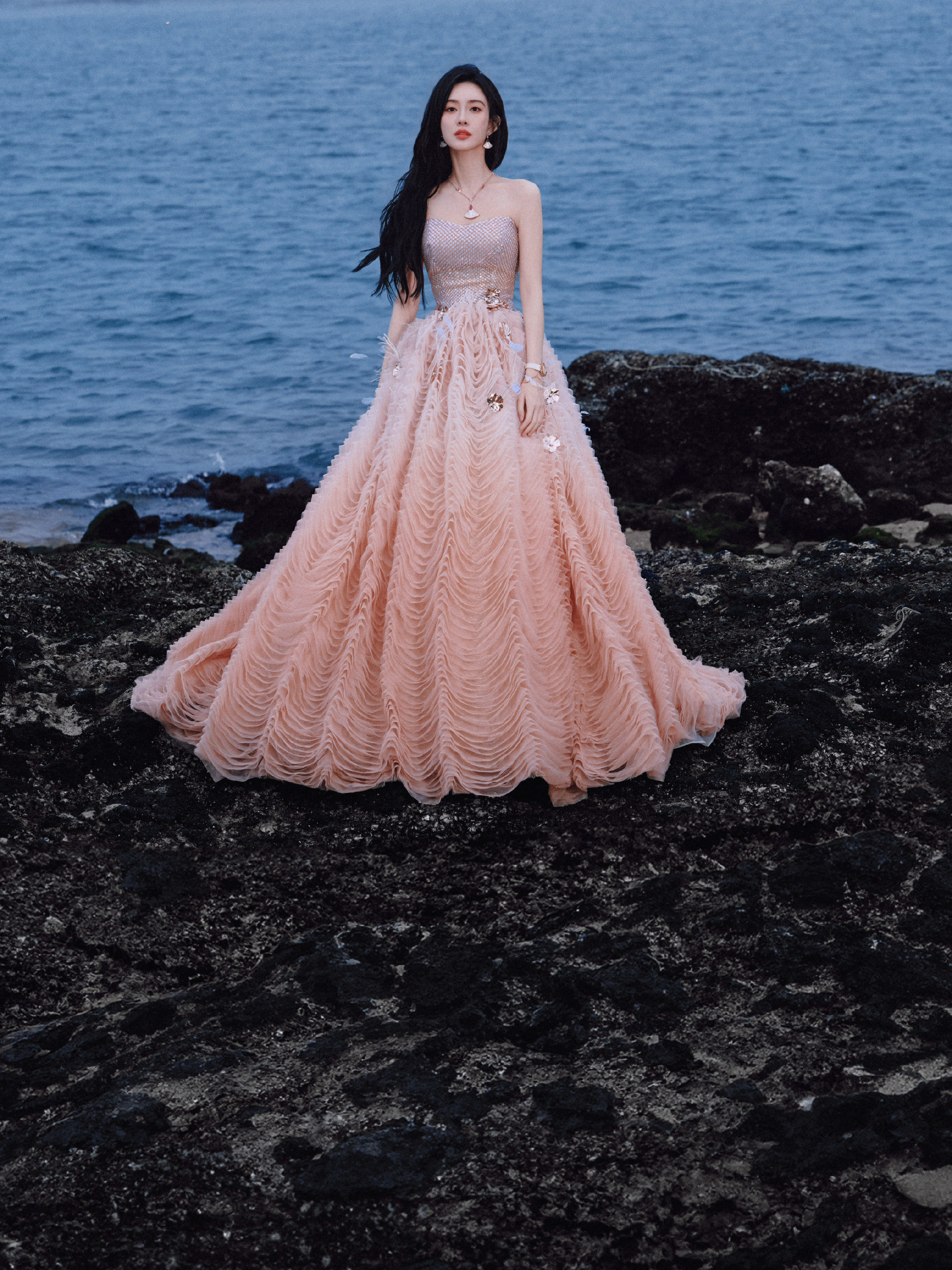 孟子义：娇憨公主即视感，如海边盛开的香槟玫瑰。孟子义