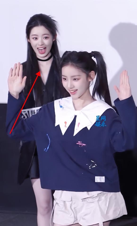 她18岁戴230万的耳环，全网骂她爹发国难财。官方通报来了，耳环是假的，只值3