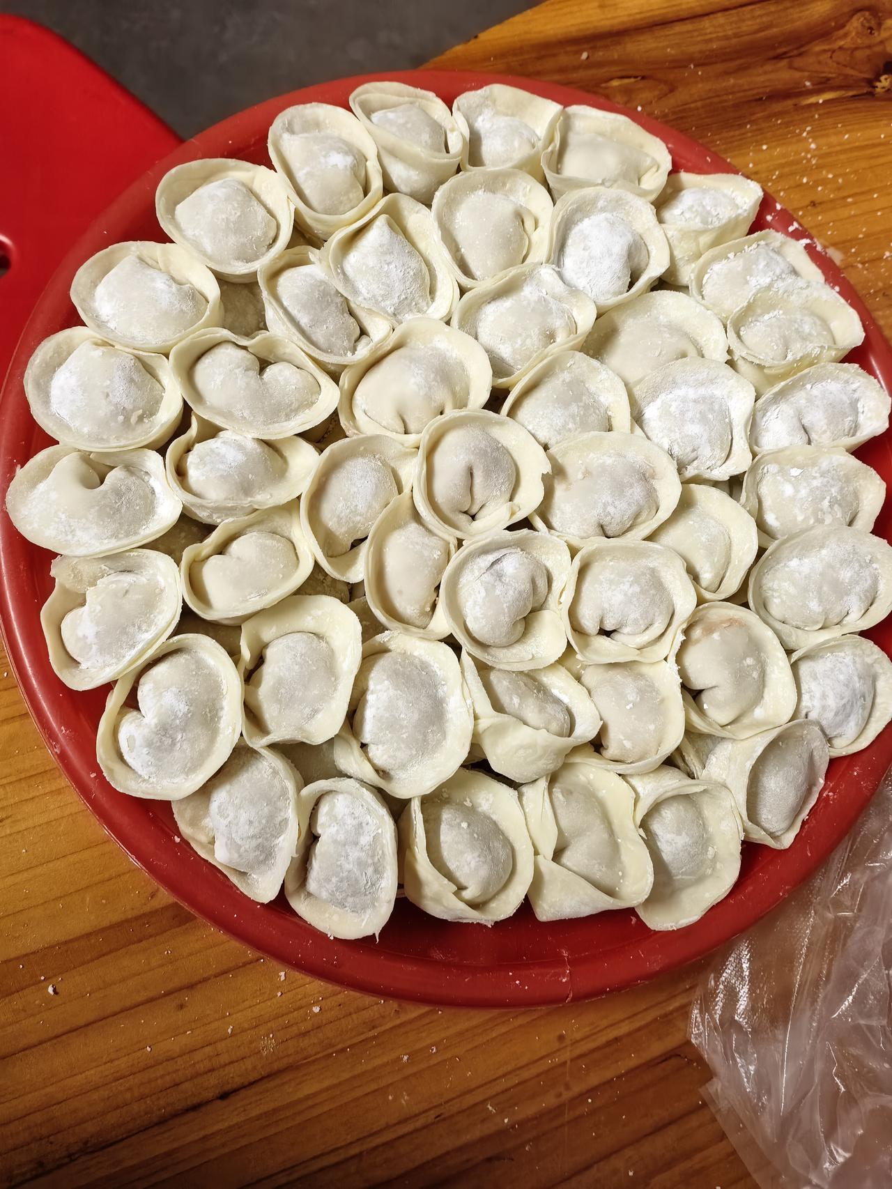 今天包元宝饺子，婆婆夸我包的真好看。昨天说想吃饺子了，今天早上婆婆就弄好了肉馅