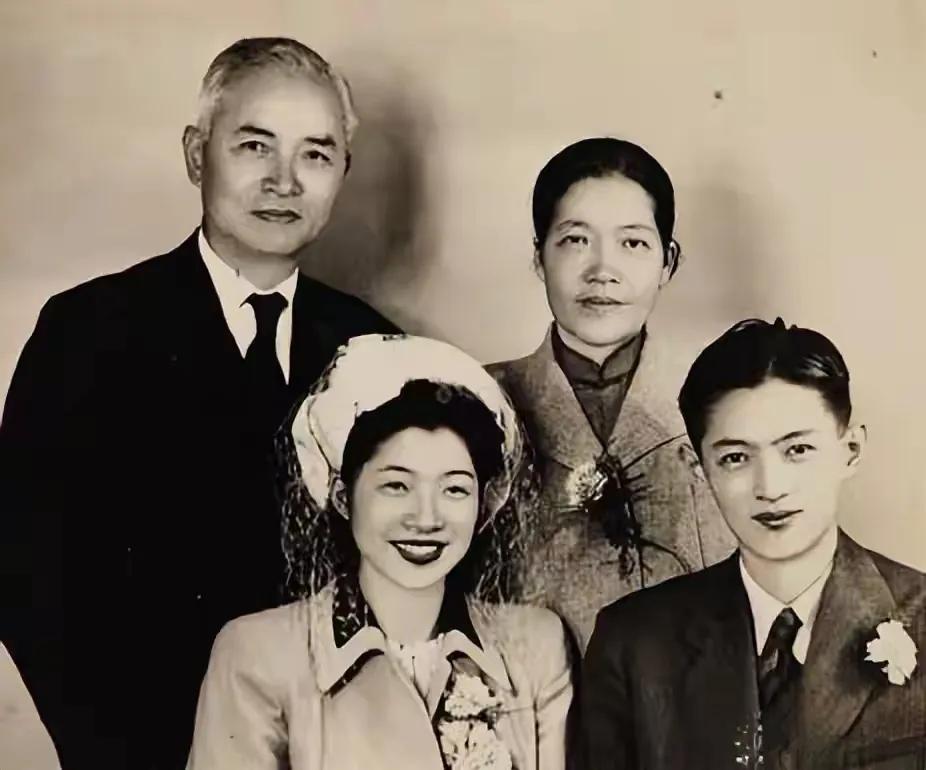 1949年8月，拥有神仙颜值的一家四口，在英国拍摄了这张珍贵的合影。他们是赫