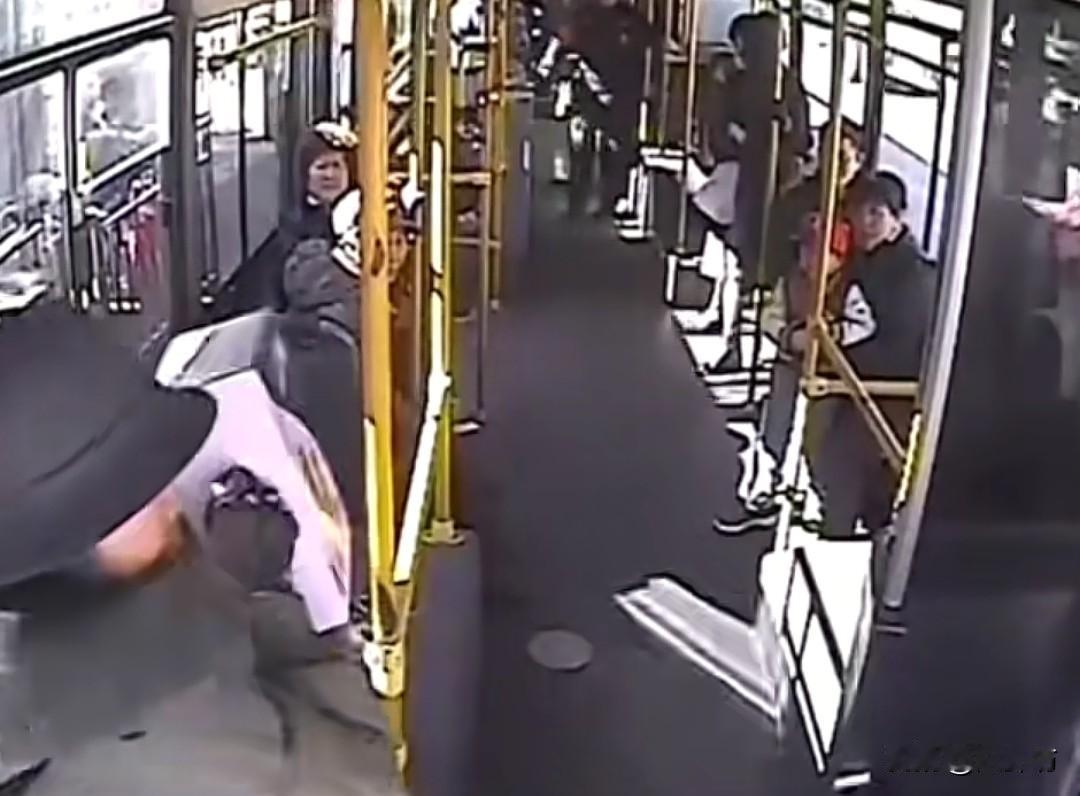 牛奶箱肯定想不到，这辈子还能被拿来当武器使。起因是公交车报错站，结果大妈急眼了，