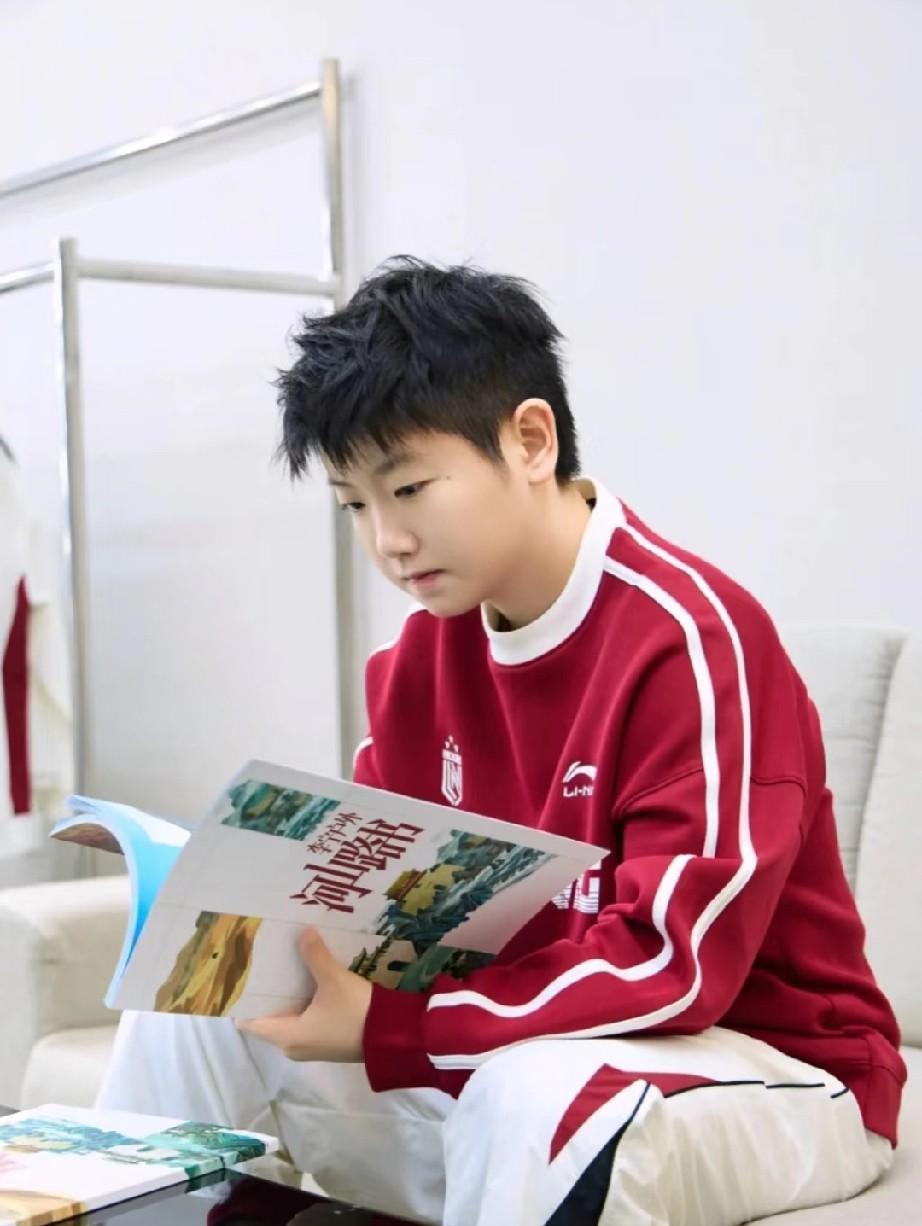 哇，莎莎穿红色也好好看啊。平时莎莎又是训练又是比赛的，还能挤出时间来拍这么多短