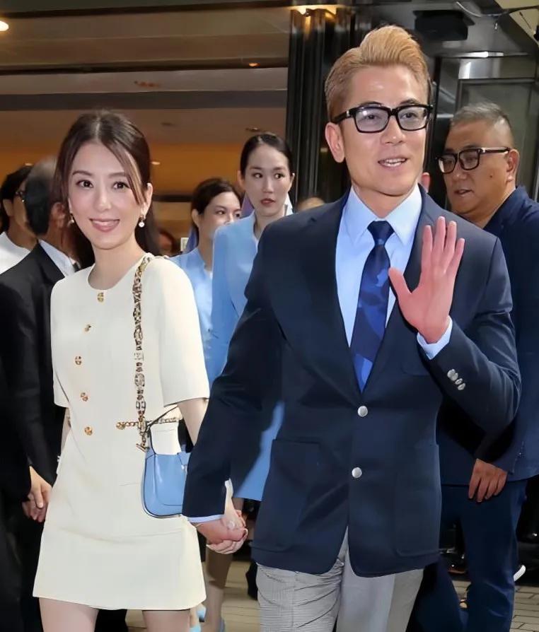 总觉得人一老脸型就变长，再加上发际线后移就更为明显，瞧，照片中的郭富城也不例外，