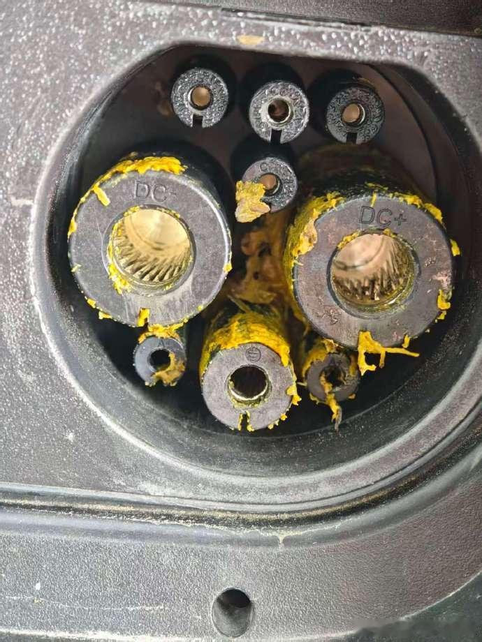 这里是个啥？这位电车车主，这是被人暗算了嘛？​​​​