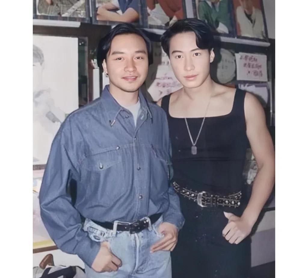 1993年，张国荣与黎明的留影旧照，那时候张国荣37岁，黎明27岁，虽说两人相差