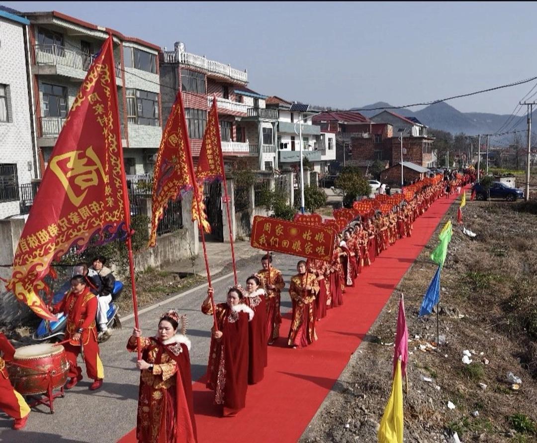 湖北阳新这两天办了一场特殊的酒席。90位外嫁女，集体回村过年。年纪最大的86