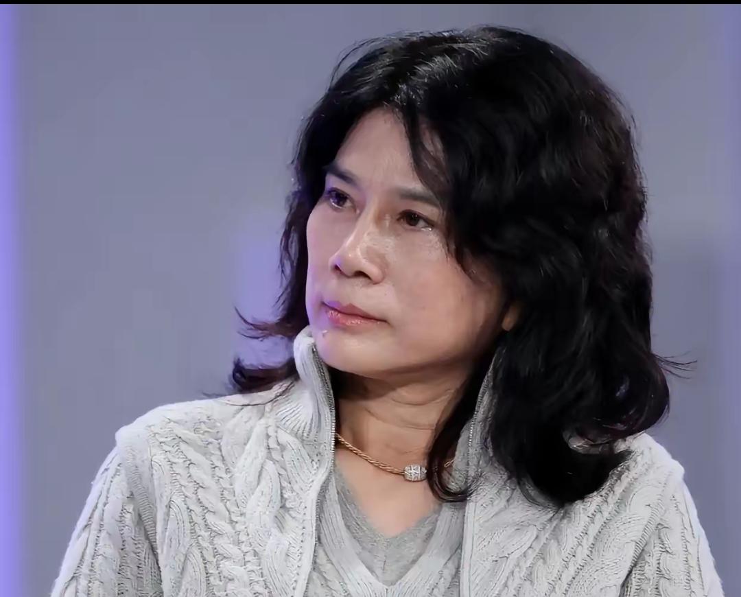 身价百亿的商界铁娘子董明珠回乡扫墓，亲哥哥隔着十几米远一眼看见她，非但没有上前叙