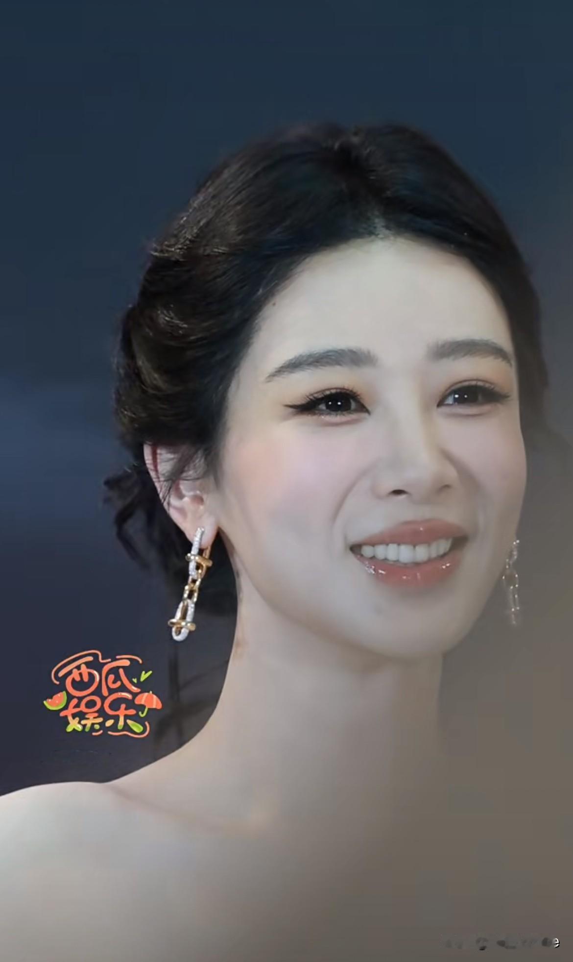 7月4日，杨紫活动现场笑着点名男粉感慨“我终于看清你的长相了，第一次这么清晰看