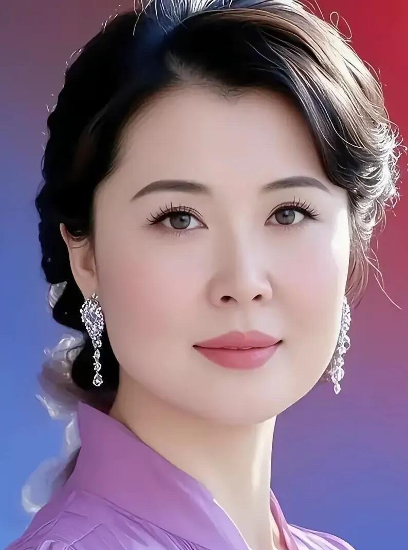 这才是几十年一遇的美女，太有女人味了，比刘亦菲好看多了。标准的国字脸，柳叶眉樱桃