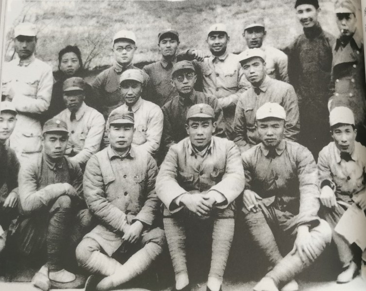1943年，新四军第三师众多精英合影。前排右三英俊帅气的是旅长刘震，开国上将，左