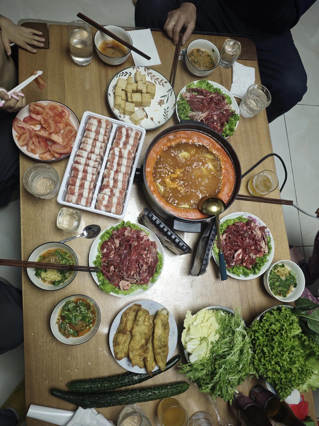 昨晚跟公婆在家吃了一顿火锅我们四个大人，1个孩子买了两斤牛肉：81一盒一斤