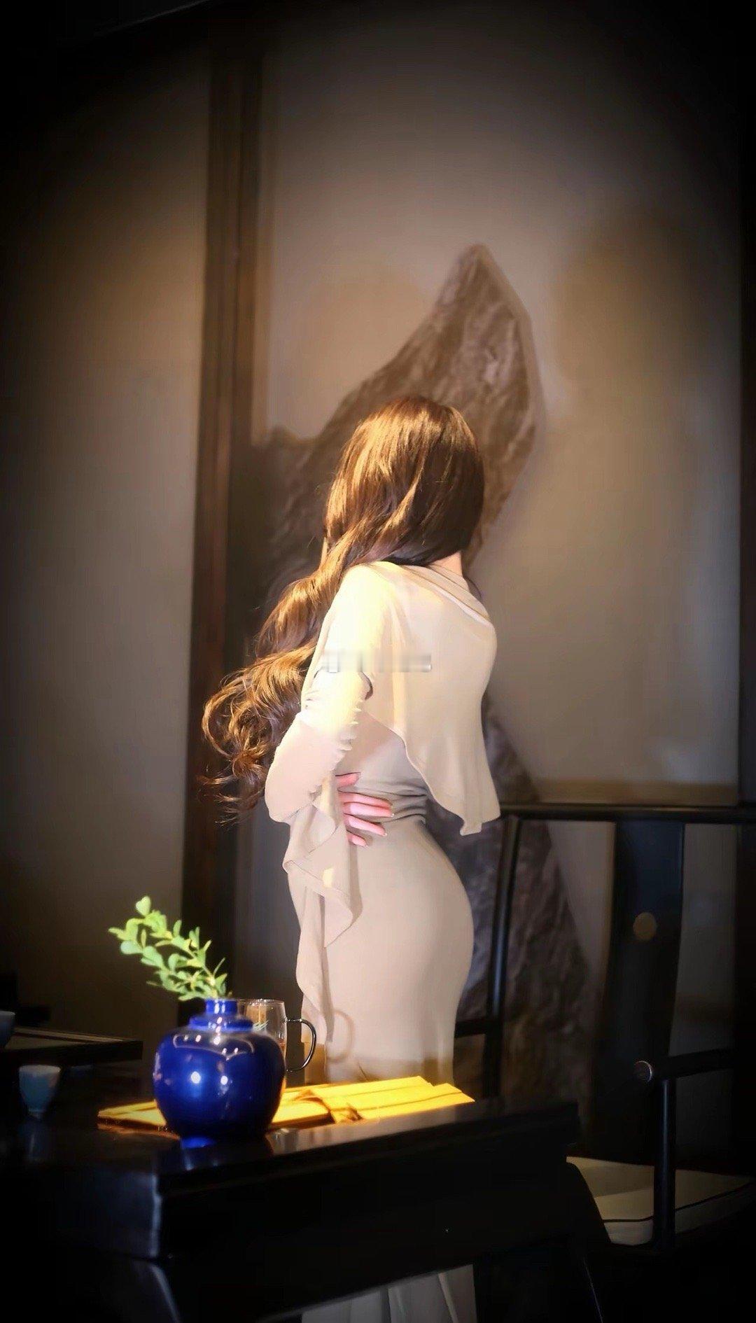 谁见宫花寂寞红，白发将军夜引弓。