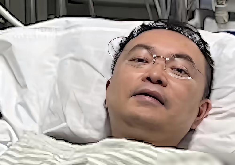 67岁的倪萍嗓子全哑了，她盯着那个脖子以下完全瘫痪、只能靠呼吸机喘气的男人，颤抖