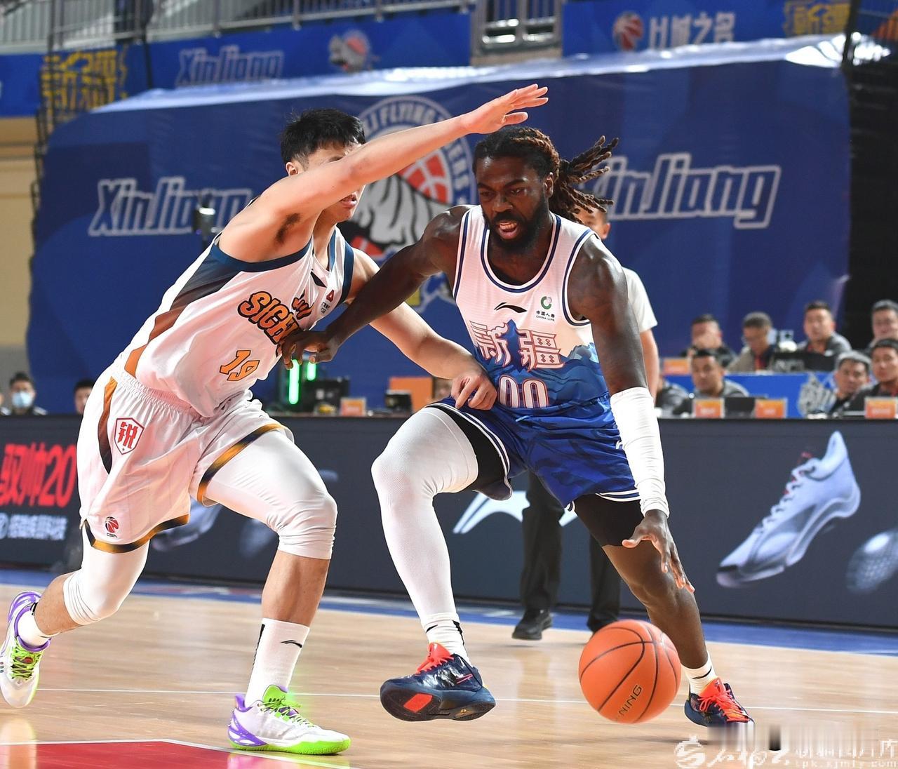 新疆98-56四川，看完比赛，我发现两件残酷的事实1、四川的进攻瘫痪到了极致