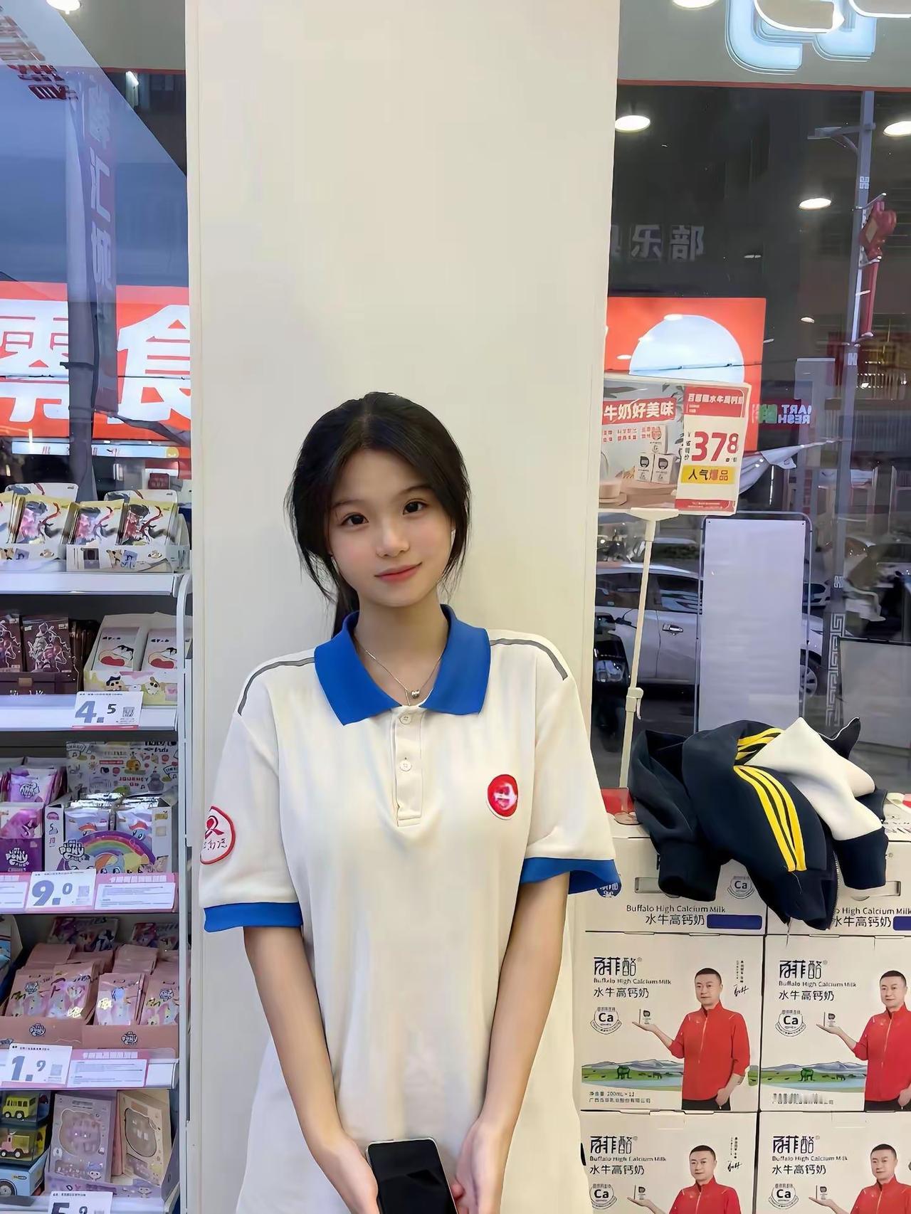 元气少女在便利店打卡，可爱满满的一天！📸💕