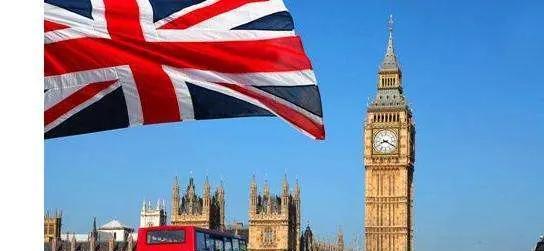 英国的国旗米字旗，因为带有基督教属性十字架，被非法来自中东的穆斯林难民游行示威抗