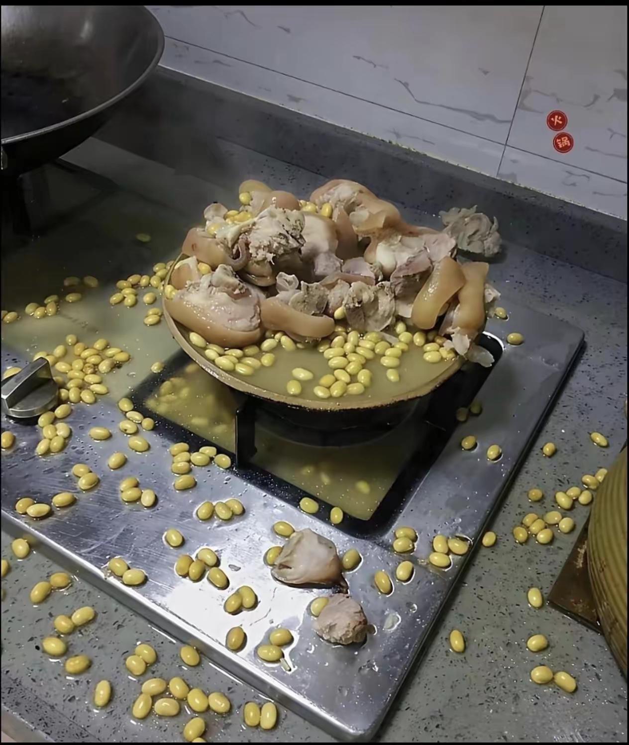 下班回家打开厨房一看，我的天哪！整个厨房都是一股猪蹄味，灶台上全部是黄豆，这就是