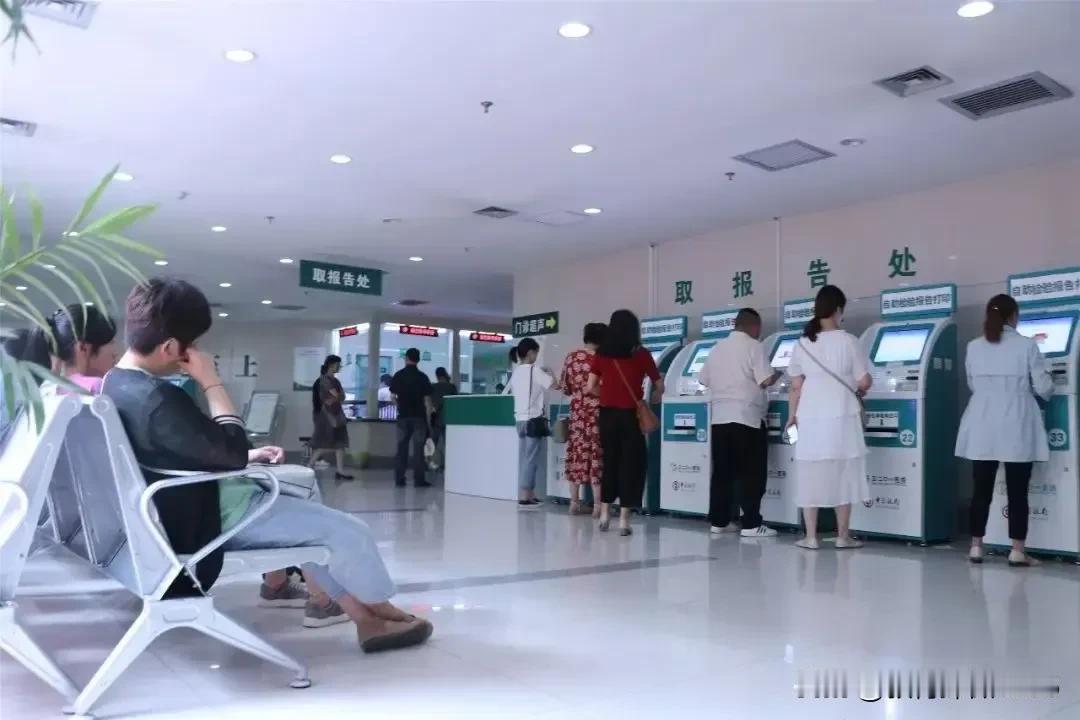 一个脚踝受伤，入院检查心电图，肝肾功能，电解质，胸片，核磁共振等等，患者家属质疑